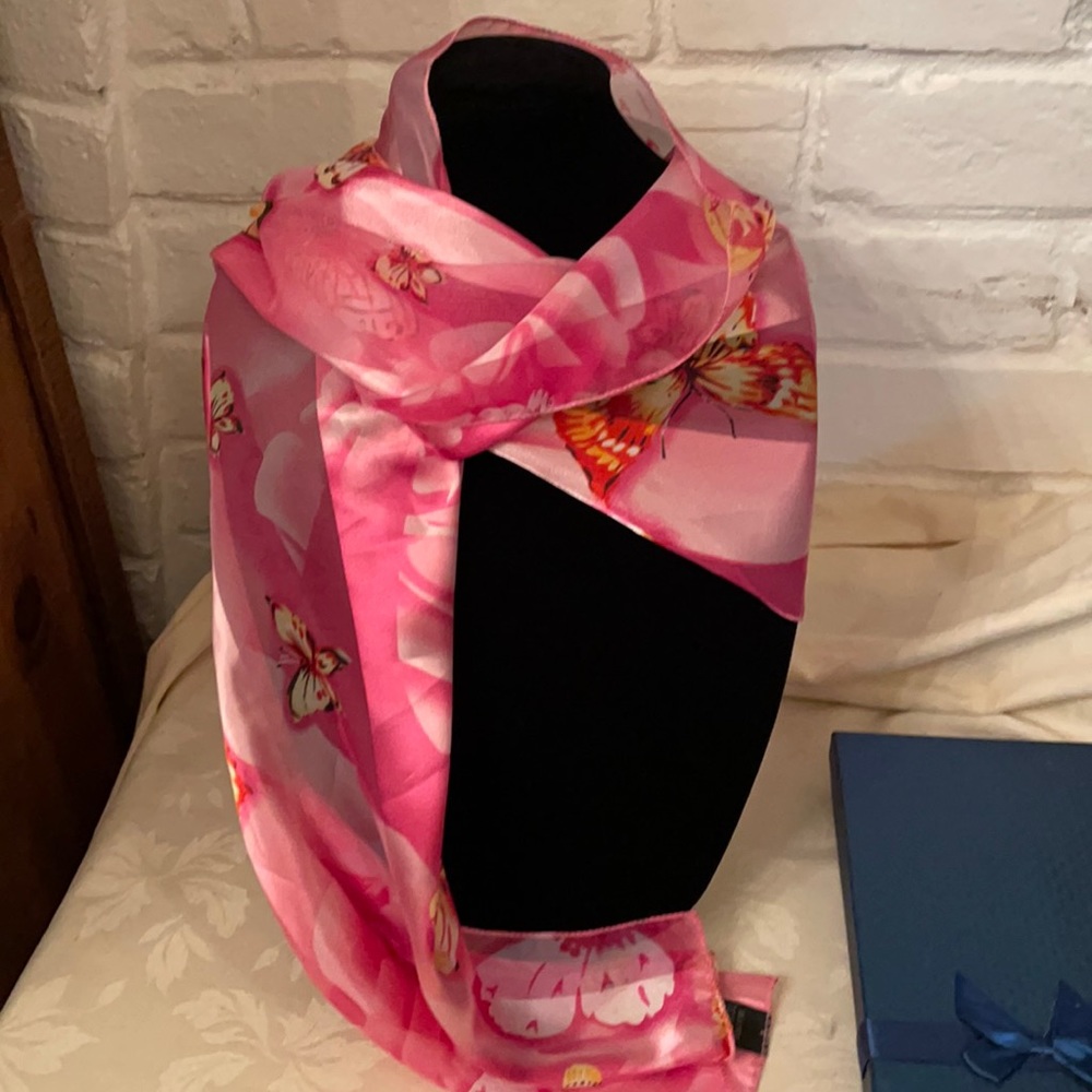 🎉 3 for $30 🎉 Beautiful pink scarf with yellow butterflies (OLCC)